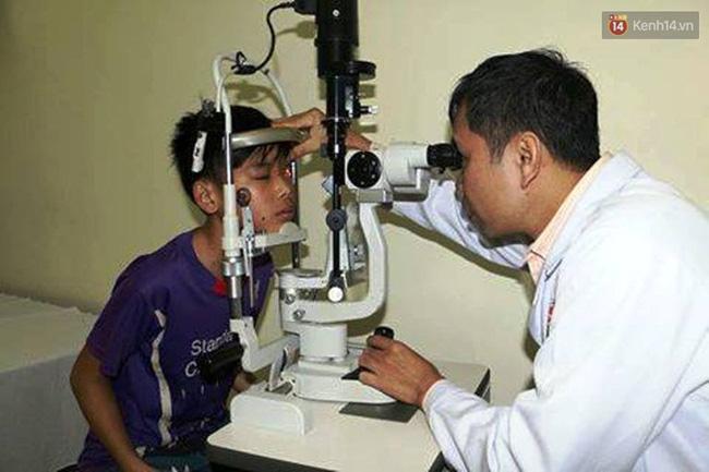 Nhặt được kíp nổ mang về đốt chơi, nam sinh lớp 9 bị nát tay, rách mắt - Ảnh 1.