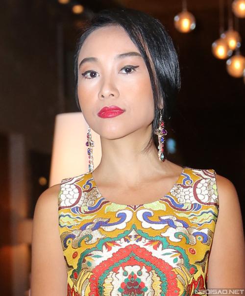 Đoan Trang liên tục lọt vào top sao trang điểm xấu trong các tháng với cùng lỗi cơ bản là tán phấn không đều màu