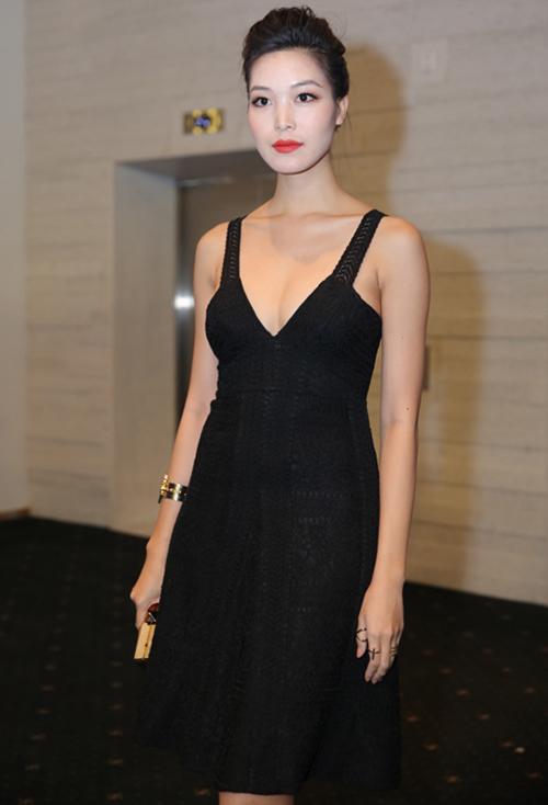 Hoa hậu Thùy Dung cũng mắc sai lầm khi chọn màu phấn nền quá sáng.