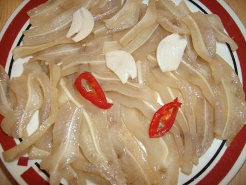 Để có được món tai heo ngon đúng điệu, khâu quan trọng của món ăn này chính là khử mùi hôi của tai heo. (Ảnh: Internet)