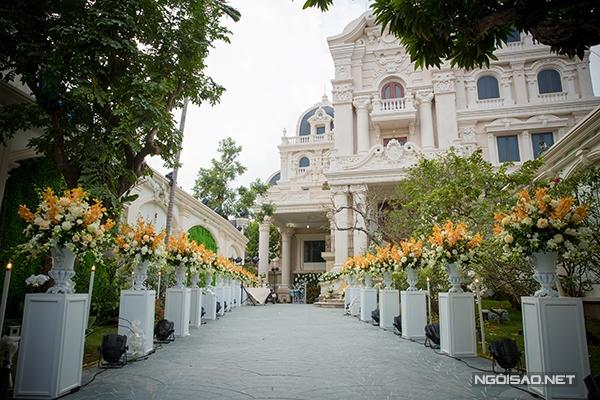 Với “toà lâu đài” được xây theo kiến trúc châu Âu, đôi uyên ương đã chọn style trang trí tinh tế, thanh lịch với tông vàng kem và hồng pastel chủ đạo.