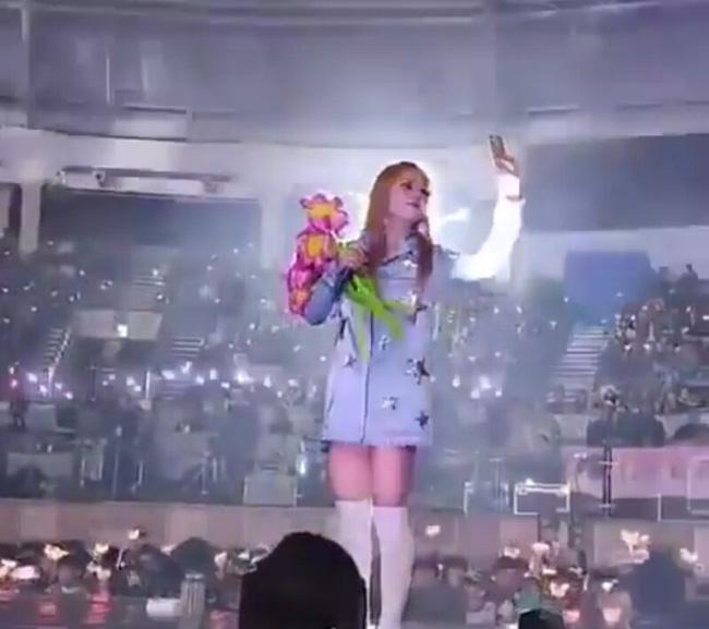 Fan ném điện thoại vào mặt thành viên A Pink trên sân khấu khiến nhiều người bức xúc - Ảnh 5.