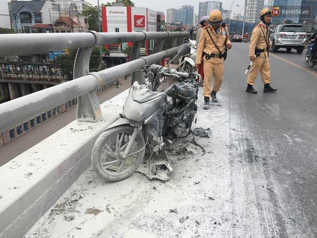 Hà Nội: Xe máy bất ngờ bốc cháy dữ dội trên cầu vượt Lê Văn Lương - Ảnh 4.