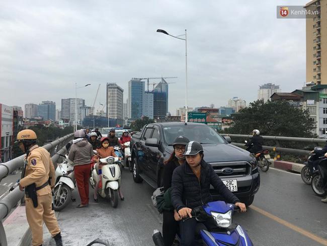Hà Nội: Xe máy bất ngờ bốc cháy dữ dội trên cầu vượt Lê Văn Lương - Ảnh 3.