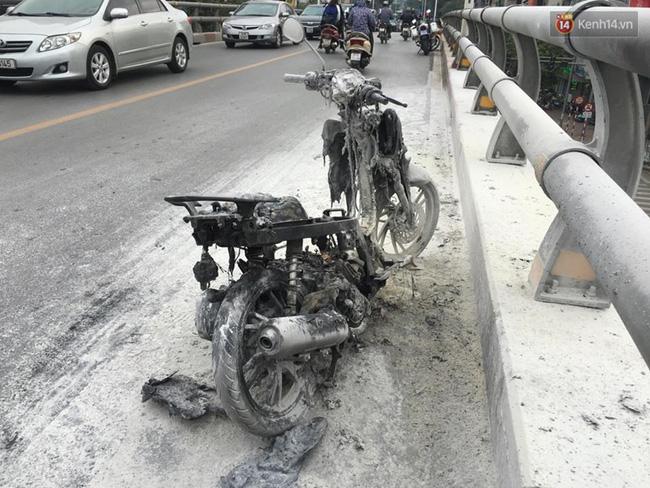 Hà Nội: Xe máy bất ngờ bốc cháy dữ dội trên cầu vượt Lê Văn Lương - Ảnh 2.
