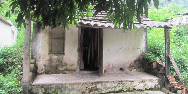 Căn nhà nhỏ bên quốc lộ là nơi sinh sống của cô giáo Phạm Hoàng Ngân