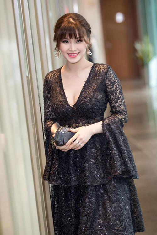 Người đẹp chia sẻ, thực đơn bữa sáng của cô là một chén gạo lức muối mè, một quả chuối và một cốc nước hạt chia.