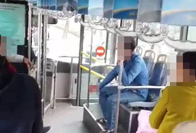 Đánh nhau náo loạn trên xe buýt ở Hà Nội - Ảnh 3.