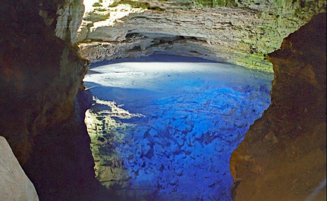 Nằm giữa biên giới phía đông của dãy núi Chapada Diamantina gần Andarai phía Bắc Brazil, Poço Encantado (Giếng Trời) là một hồ nằm sâu trong lòng đất, với một cửa sổ tự nhiên thông với cánh rừng Bahian ở bên trên. Từ tháng 4 đến tháng 9 hàng năm, ánh nắng chiếu xuống khiến ước trong hồ có màu màu xanh biếc huyền bí.