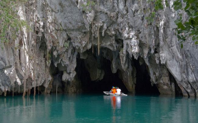 Nằm trên đảo Palawan ở Philippines, Puerto Princesa là dòng sông ngầm dài nhất trên thế giới. Nó chảy ra biển đông qua hệ thống hang động dài 24km. Vườn quốc gia xung quanh đã được UNESCO công nhận là di sản thế giới nhờ có hệ sinh thái đa dạng gồm hơn 800 loài thực vật, 165 loài chim và 30 loài động vật có vú.