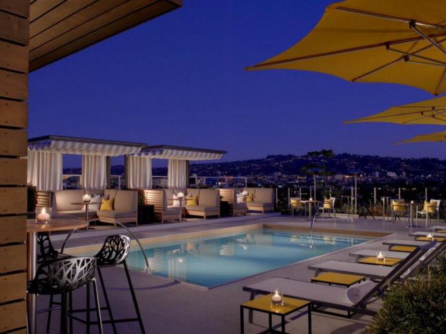 Từ trên quán bar Roof trên khách sạn Wilshire ở thành phố Los Angeles, bang California, Mỹ, du khách có thể chiêm ngưỡng toàn bộ phong cảnh đồi Hollywood.