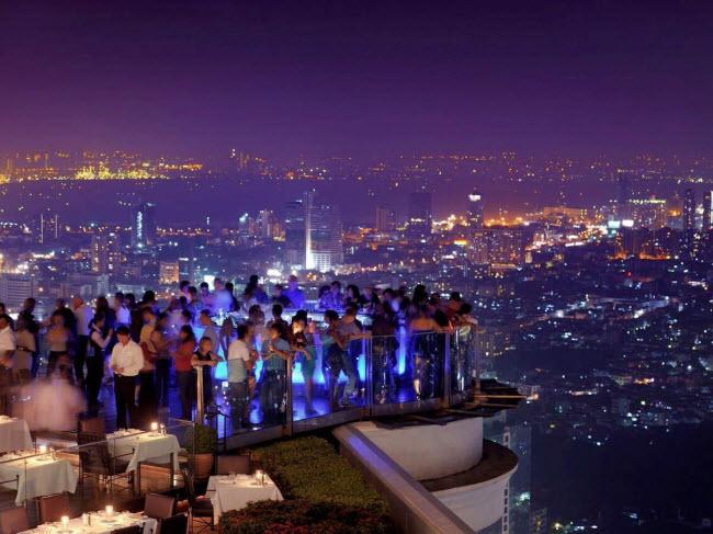 Quán bar Sky trên tầng 63 của khách Lebua ở thành phố Bankok, Thái Lan, khiến bạn cảm thấy say mà không cần uống. Hệ thống đèn LED trên quán thay đổi màu sắc vài phút mỗi lần, tạo ra không gian kỳ ảo như trong phim.