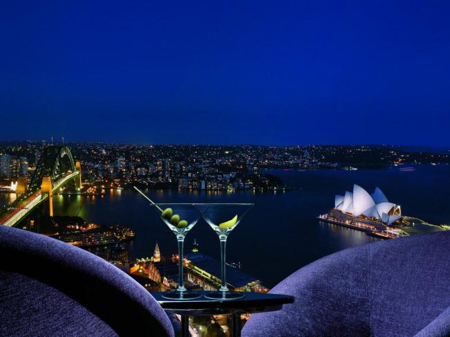 Nằm trên tầng 36 của khách sạn Shangri-La ở thành phố Sydney, Australia, quán bar Blu giúp bạn có thể quan sát phần lớn các công trình nổi tiếng của thành phố như cầu cảng, nhà hát cánh buồm hay cảng Sydney.