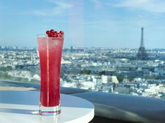 Nằm trên tầng 34 của tòa nhà Hyatt Regency Paris Etoile, quán bar La Vue là một trong những điểm lãng mạn nhất tại thành phố Paris, Pháp. Từ đây, bạn có thể chiêm ngưỡng tháp Eiffel và nhiều công trình nổi tiếng khác của thành phố.