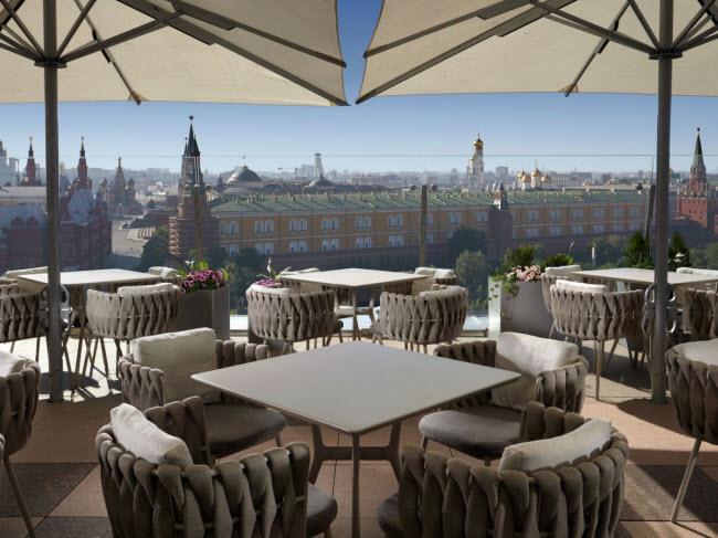 Từ quán bar O2 Lounge trên khách sạn The Ritz-Carlton ở thành phố Moscow (Nga), du khách có thể nhìn thẳng qua quảng trường Đỏ và Điện Kremlin hay nhà thờ Savior.