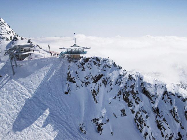 Quán bar TOP Mountain Star nằm trên độ cao 2.987m trong khu nghỉ dưỡng trượt tuyết Hochgurgl tại dãy núi Alps, Áo. Từ đây, bạn có thể ngắm 23 đỉnh của dãy núi hùng vĩ này.