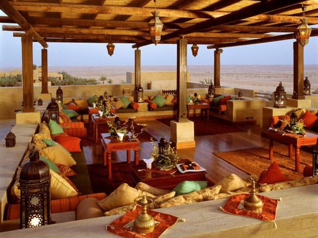 Quán bar Al Sarab Rooftop Lounge nằm trên tầng thượng của khu nghỉ dưỡng Bab Al Shams Desert Resort ở Dubai, với tầm nhìn ra sa mạc Ả Rập và phong cảnh tuyệt đẹp lúc hoàng hôn.