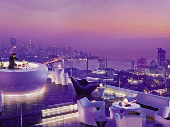 Tầm nhìn của quán bar Aer trên đỉnh khách sạn Four Seasons trải khắp thành phố Mumbai ở Ấn Độ và biển Ả Rập.