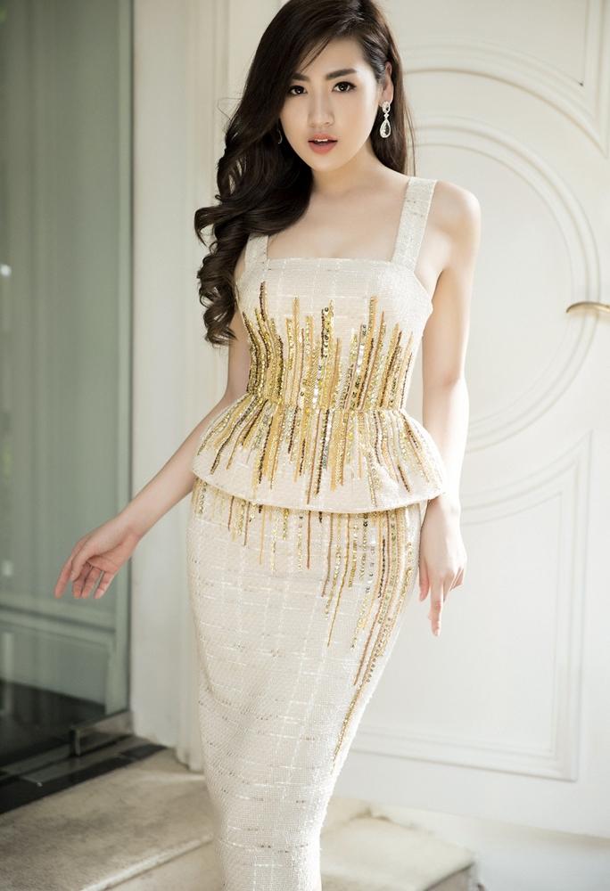 Đầu tiên là chiếc đầm lấy phom dáng kiểu peplum, tạo cho người mặc vòng eo gọn gàng, vòng một và vòng ba trông gợi cảm hơn.