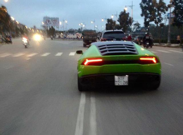 Siêu xe Lamborghini Huracan xanh cốm phượt ra Huế - Ảnh 3.