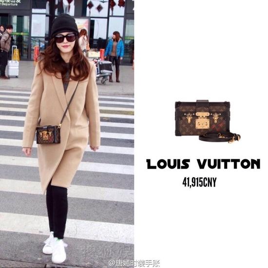 Chiếc túi dáng hộp của Louis Vuitton rất được nhiều ngôi sao ưa thích và Đường Yên cũng không phải ngoại lệ. Giá của nó là gần 147 triệu VNĐ.