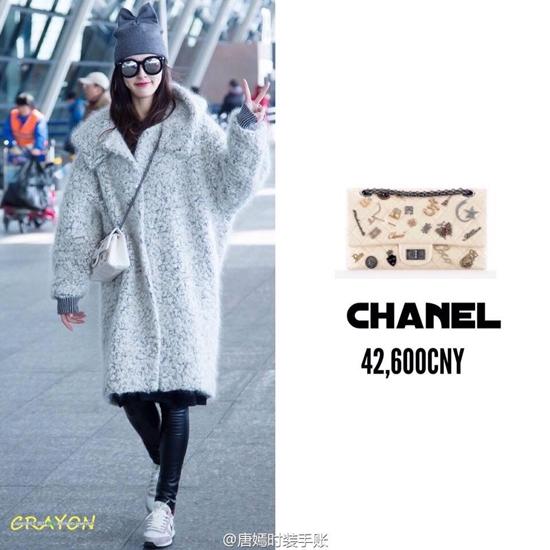 150 triệu VNĐ là giá của chiếc túi Chanel màu trắng trẻ trung này.