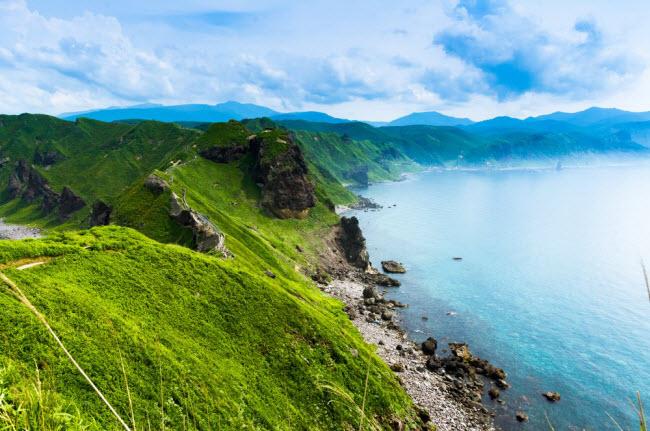 Tuyến tàu cao tốc kết nối với Hokkaido vừa được hoàn thành, khiến việc di chuyển tới hòn đảo cực bắc của Nhật Bản trở nên dễ dàng hơn bao giờ hết. Hokkaido có nhiều khu nghỉ dưỡng trượt tuyết vào mùa đông. Vào mùa hè, du khách có thể tham gia các hoạt động chèo thuyền, đi bộ khám phá, câu cá và xem cá voi.