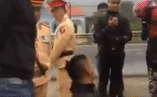 Chống đối cảnh sát giao thông, người vi phạm châm lửa đốt xe ngay cạnh bốt-2