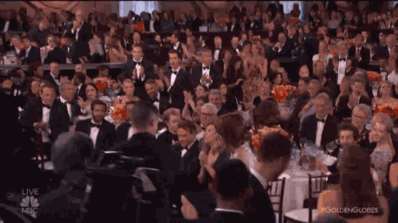 Mỹ nhân La La Land Emma Stone ngượng khi hôn trượt đạo diễn - Ảnh 3.