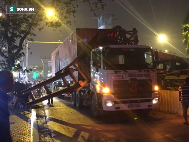 Hà Nội: Xe container húc đổ cổng hạn chế chiều cao, giao thông tê liệt - Ảnh 1.