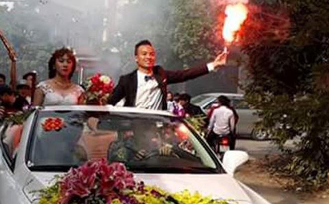 Chú rể và cô dâu đi xe mui trần, đốt 20 quả pháo sáng