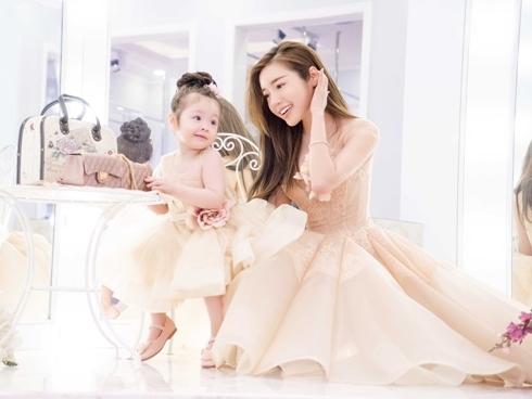 Mẹ con Elly Trần mặc đồ đôi đẹp thế này thì ai cũng mê