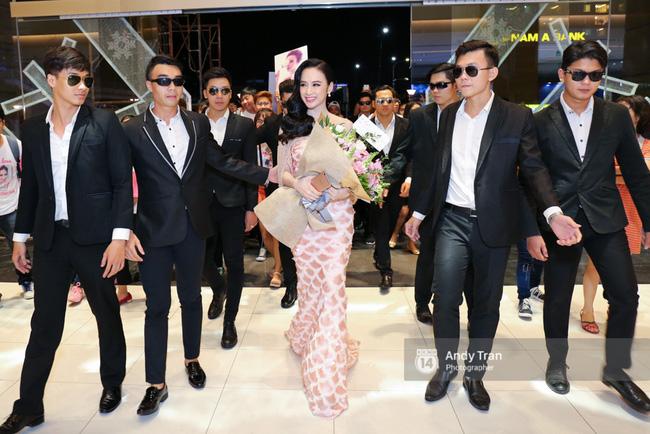 Thảm đỏ thời trang 2016: đất diễn dành riêng cho những chiêu trò của Angela Phương Trinh - Ảnh 5.