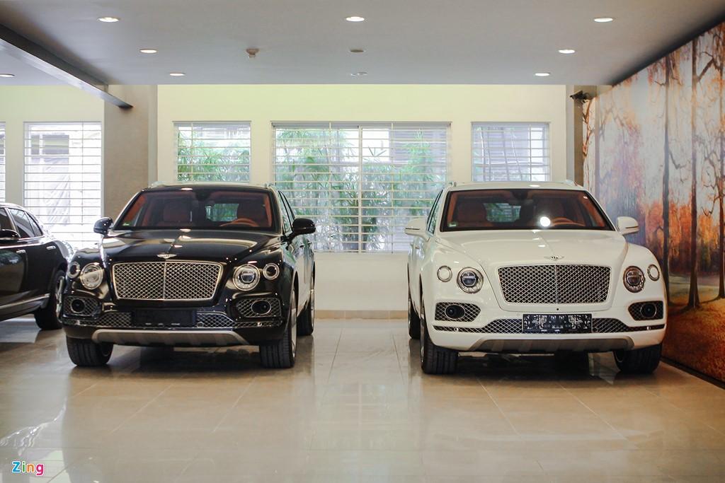 Hai chiếc Bentley Bentayga này có giá bán ước tính khoảng 40 tỷ đồng. Đây là SUV duy nhất của hãng xe sang Anh Quốc. Xe sử dụng động cơ W12 6.0 lít tăng áp kép, công suất tối đa 600 mã lực và mô-men xoắn 900 Nm. Bentayga tăng tốc lên 100 km/h trong 4,1 giây và vận tốc tối đa 301 km/h.