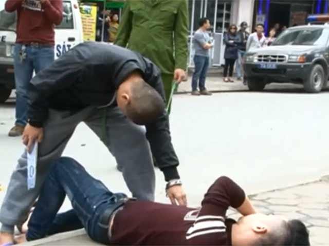 hà nọi: dung dieu cày danh khach tu vong trong quan karaoke hinh anh 1