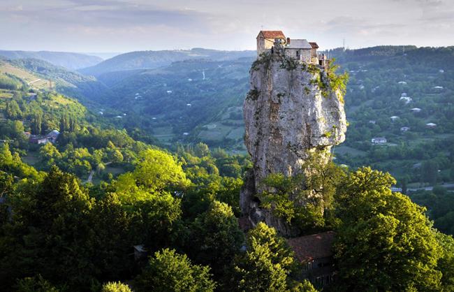 Ngôi nhà trên trụ đá Katskhi Pillar ở Imereti, Georgia. Nơi ở của một ẩn sĩ trong suốt gần 20 năm.