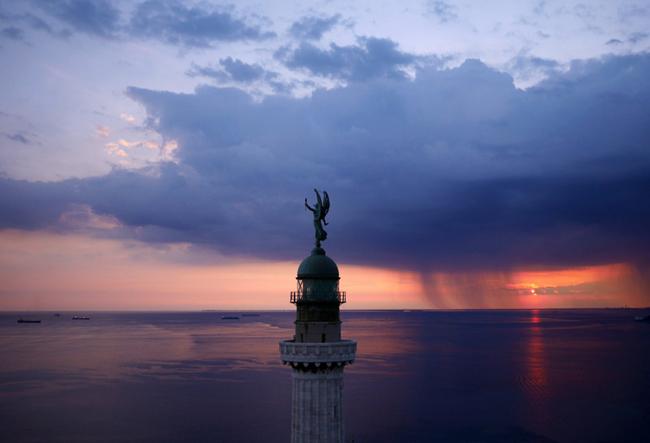 Ngọn hải đăng Vittoria Light, Italya trong ánh chiều tà nhìn ra Vịnh Trieste.