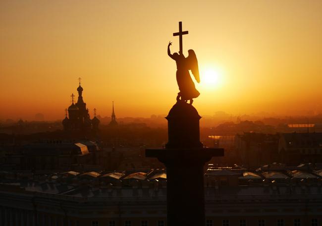 Các thiên thần trên đỉnh cột Alexander ở Saint Petersburg, Nga – được xây dựng sau chiến thắng của Nga trước Napoleon.