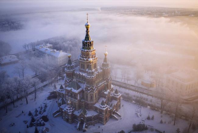 Nhà thờ thánh Peter và Paul ở Peterhof, Saint Petersburg, Nga.