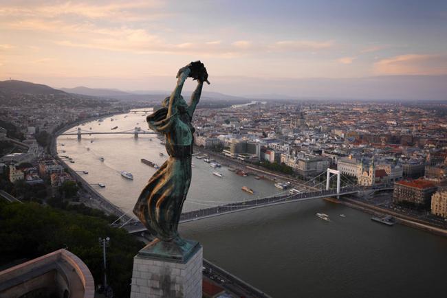 Liberty Statue, một tượng đài trên đồi Gellért ở Budapest, Hungary. Nơi tưởng niệm cho những người đã hy sinh đời mình vì độc lập, tự do của Hungary.