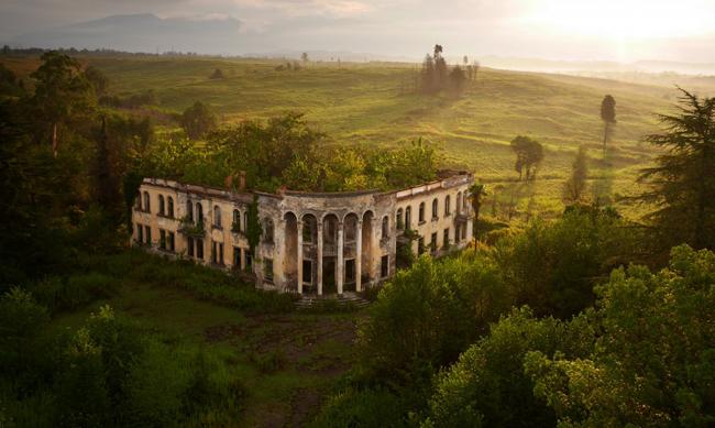 Một trường đại học bị hủy hoại ở Gali, Abkhazia, gần 'biên giới' với Gruzia.