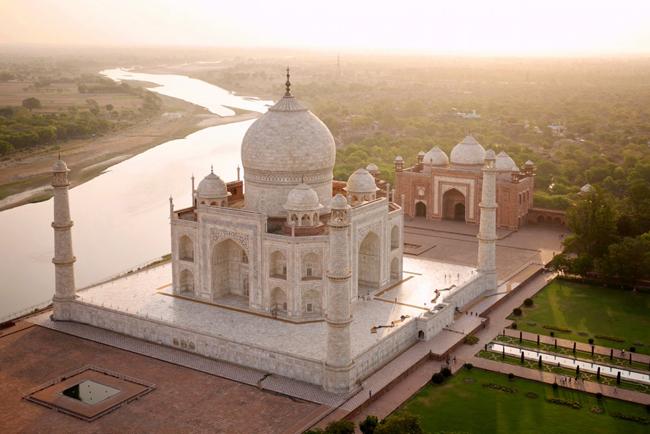 Đền Taj Mahal, với dòng sông Yamuna ngoằn ngoèo đi về phía nguồn của nó trong dãy Himalaya.