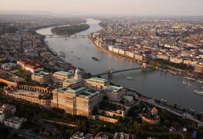 Lâu đài Buda, bên dòng Danube ở Budapest, Hungary được chụp lại vào ban ngày.