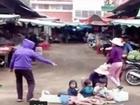 [Video Mutex]: Hé lộ về người mẹ trải nilon dưới lề đường bắt 3 con nhỏ ăn xin ở Đắk Lắk