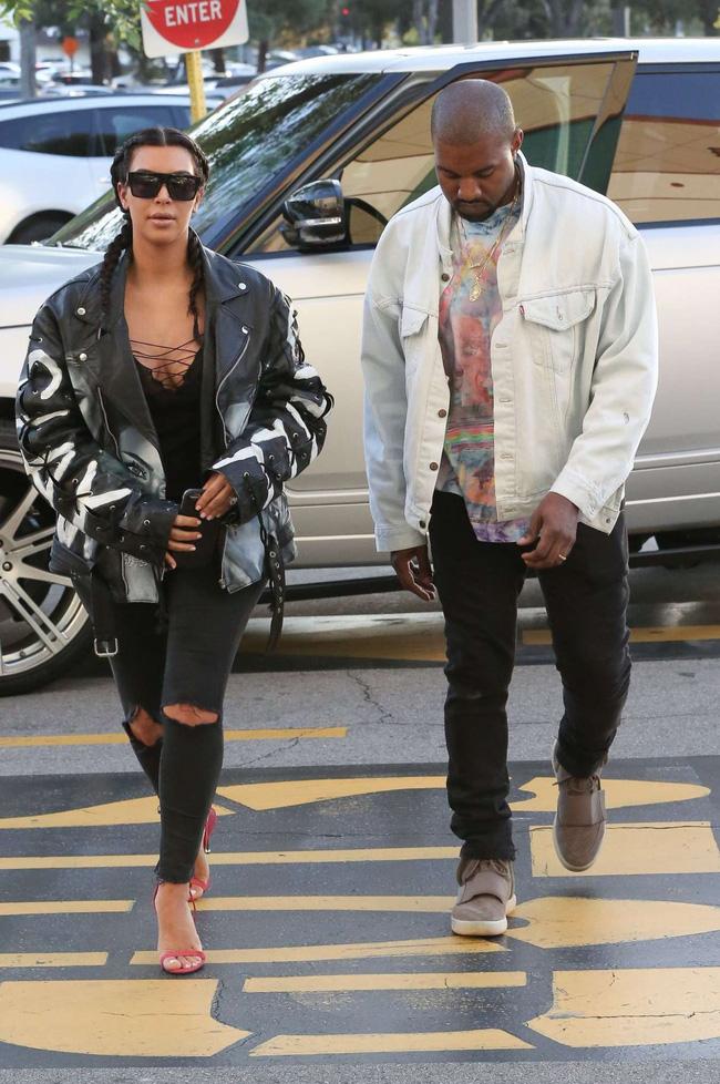 Kim Kardashian và cả một tủ những chiếc quần jeans trời hành - Ảnh 13.