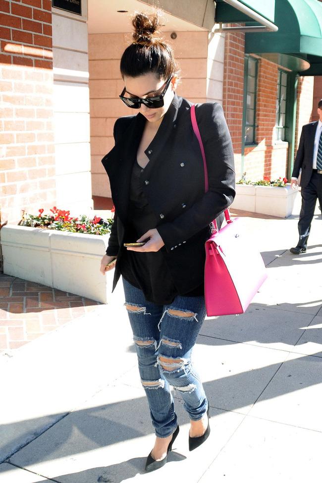 Kim Kardashian và cả một tủ những chiếc quần jeans trời hành - Ảnh 7.