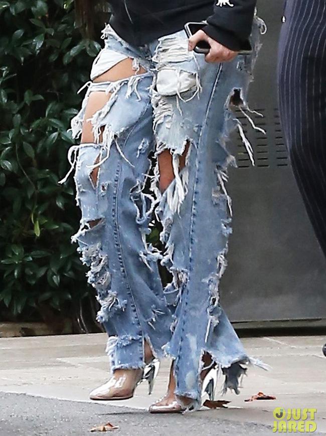Kim Kardashian và cả một tủ những chiếc quần jeans trời hành - Ảnh 2.