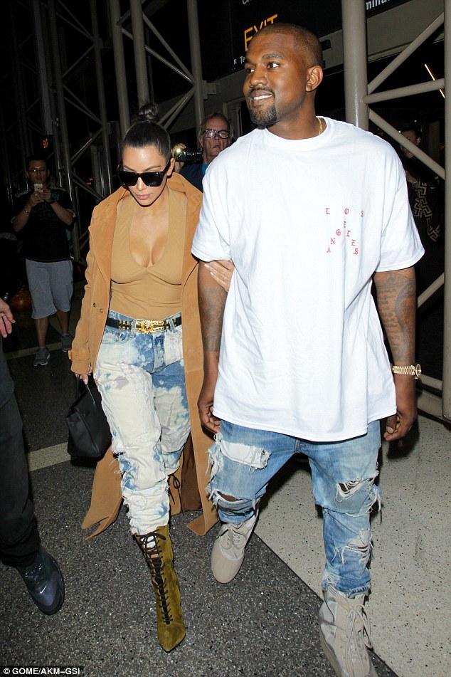 Kim Kardashian và cả một tủ những chiếc quần jeans trời hành - Ảnh 11.
