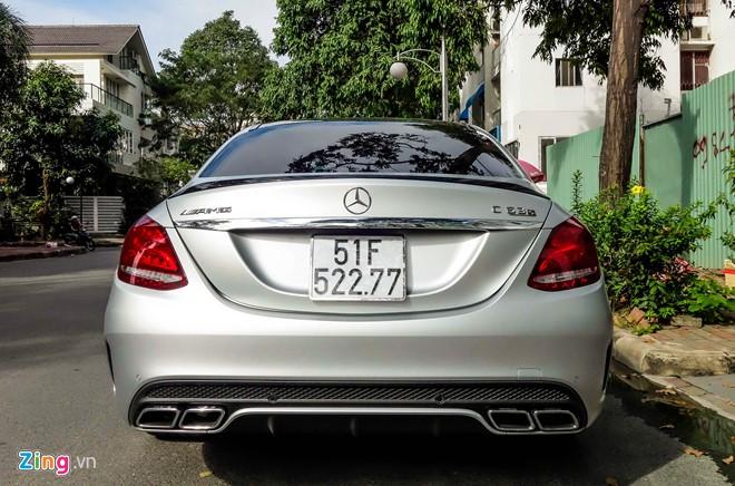 Chiếc Mercedes C63 S Edition 1 đầu tiên được nhập về Việt Nam từ tháng 10/2015 để phục vụ triển lãm Vietnam Motor Show. Ít lâu sau, xe ra biển trắng tại TP.HCM. Mới đây, mẫu xe này xuất hiện trước nhà thiếu gia Nguyễn Quốc Cường tại quận 7, TP.HCM.