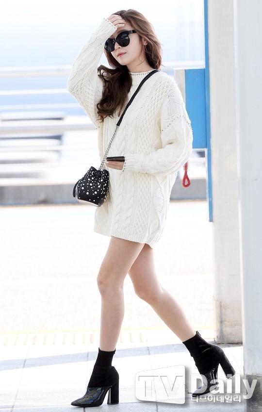 Cựu thành viên SNSD Jessica phối áo len dáng dài oversized với ankle bốt cá tính.